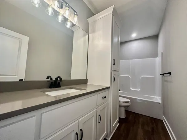 $425,000 | 11805 East Ridgeview Court, Peculiar, MO 64078