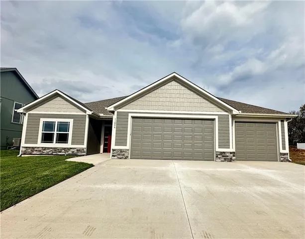 $425,000 | 11805 East Ridgeview Court, Peculiar, MO 64078