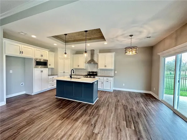 $425,000 | 11805 East Ridgeview Court, Peculiar, MO 64078