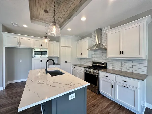 $425,000 | 11805 East Ridgeview Court, Peculiar, MO 64078