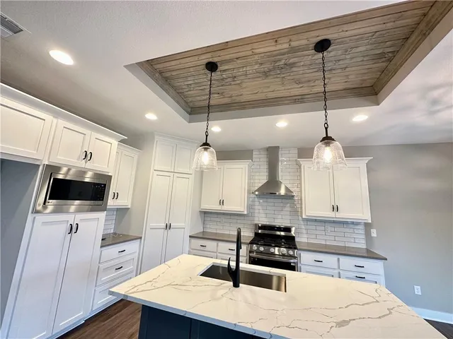 $425,000 | 11805 East Ridgeview Court, Peculiar, MO 64078