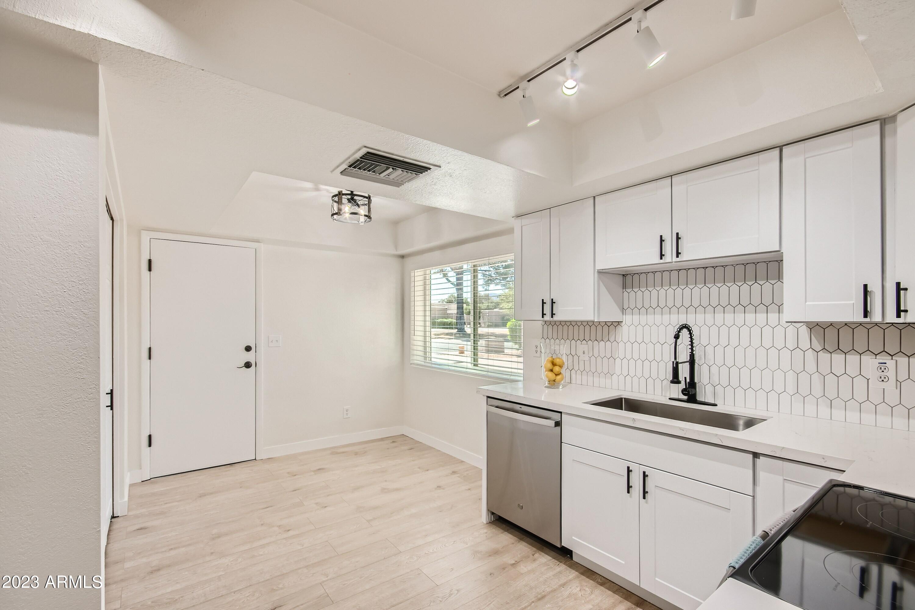4032 East Bloomfield Road Phoenix, AZ 85032 - Photo 13 of 32 14 Kitchen