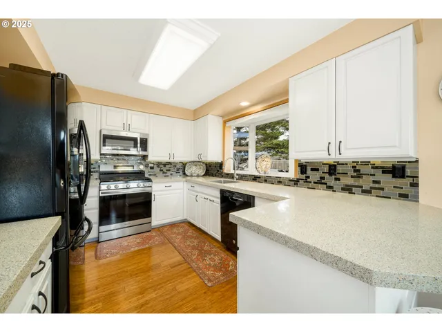 $895,000 | 559 Ridge Drive, Manzanita, OR 97130