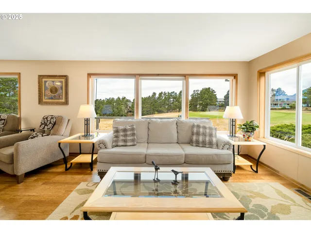 $895,000 | 559 Ridge Drive, Manzanita, OR 97130