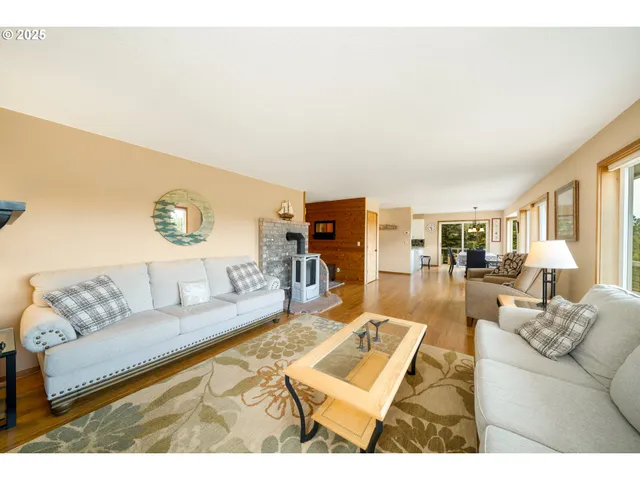 $895,000 | 559 Ridge Drive, Manzanita, OR 97130