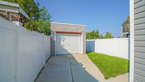 a view of backyard with a garden