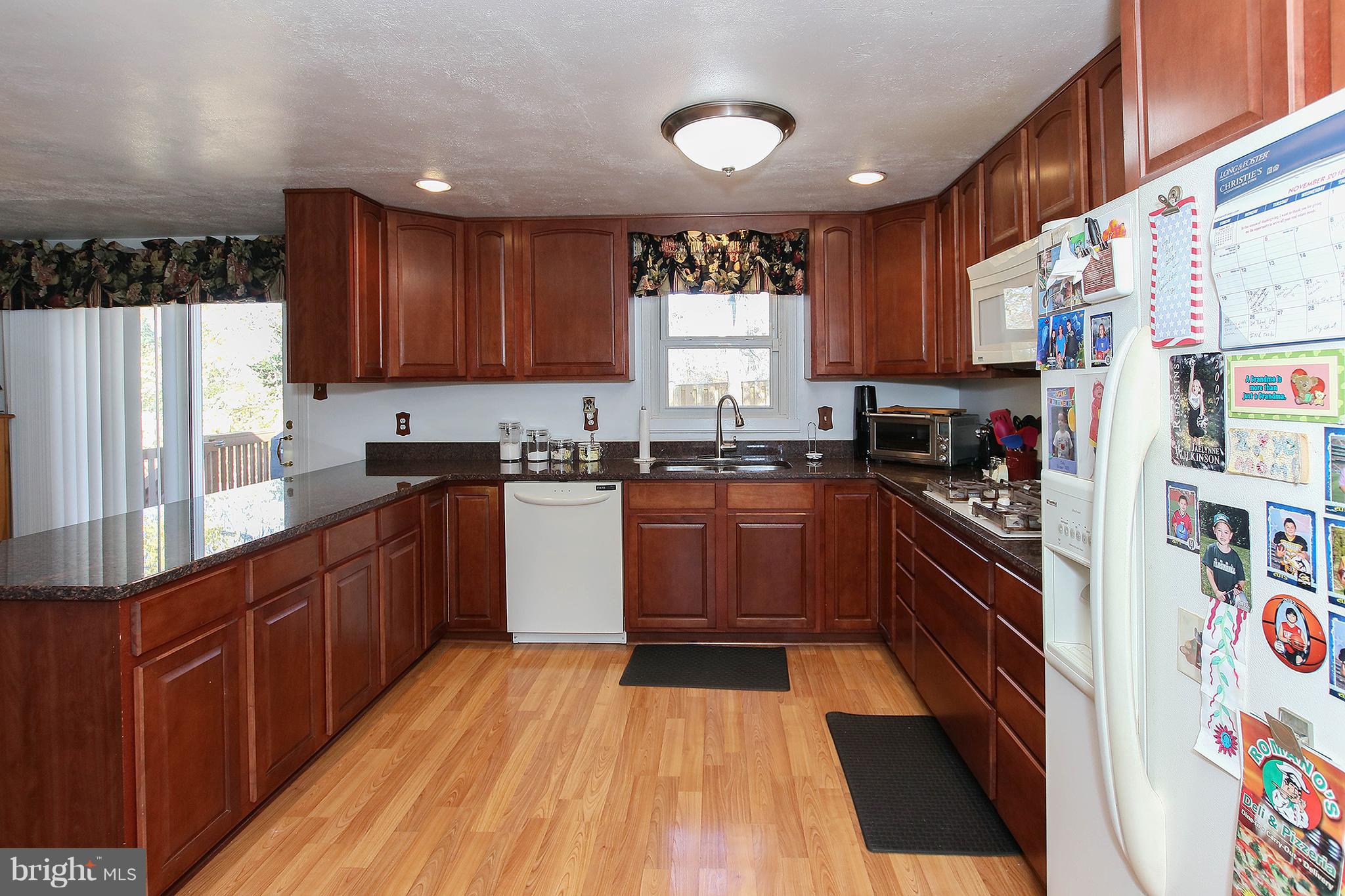 908 West Poplar Road Sterling, VA 20164 - Photo 8 of 31 Kitchen with granite