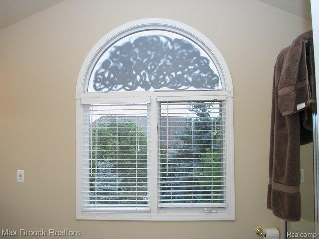 3920 Elk Drive Rochester, MI 48306 - Photo 13 of 25 WINDOW IN MSTR BATH
