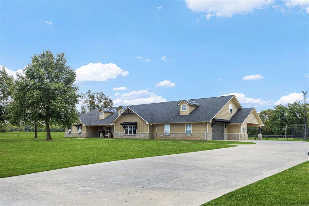 583 County Rd NW 1010 Road Northwest Mount Vernon, TX 75457 - Photo 3 of 40 a front view of a house with a yard and garage