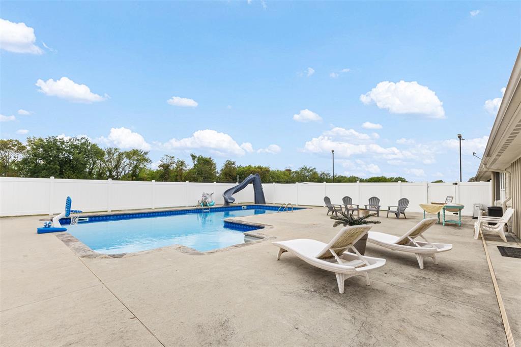 583 County Rd NW 1010 Road Northwest Mount Vernon, TX 75457 - Photo 40 of 40 a terrace with outdoor seating and city view