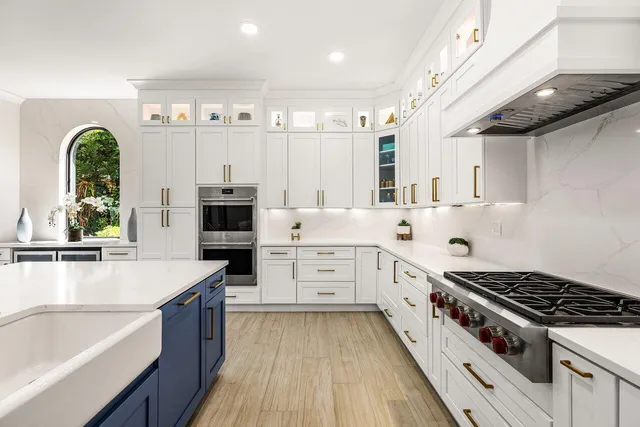 a large kitchen with kitchen island a large island in it
