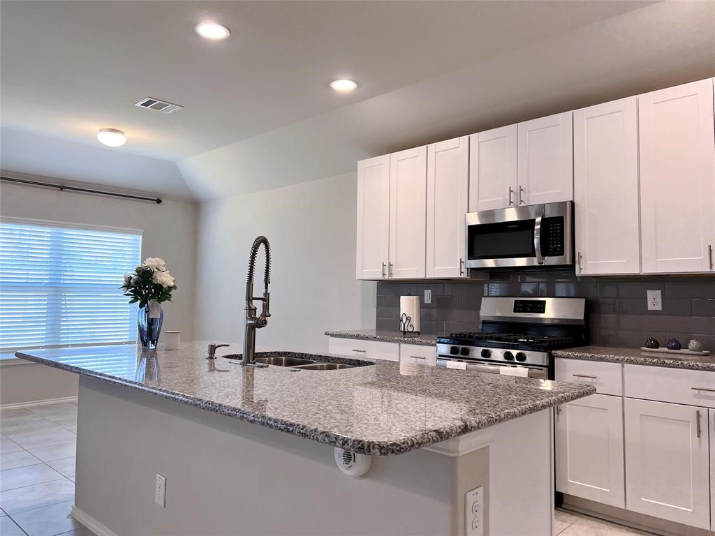 126 Courageous Side Way Magnolia, TX 77354 - Photo 2 of 28 kitchen