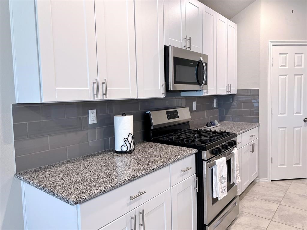 126 Courageous Side Way Magnolia, TX 77354 - Photo 3 of 28 kitchen