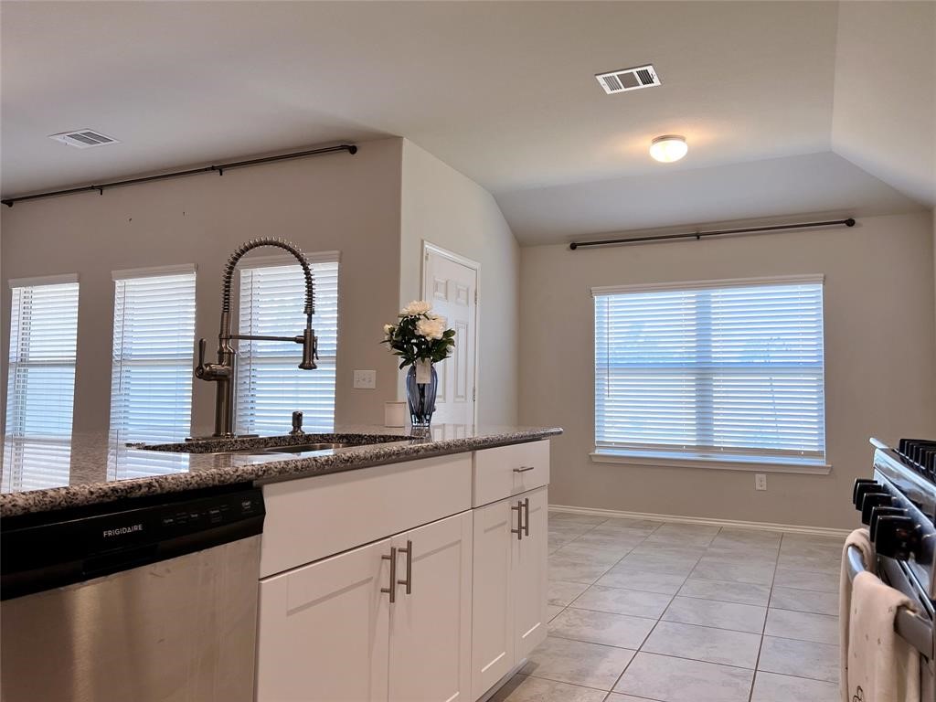 126 Courageous Side Way Magnolia, TX 77354 - Photo 5 of 28 kitchen