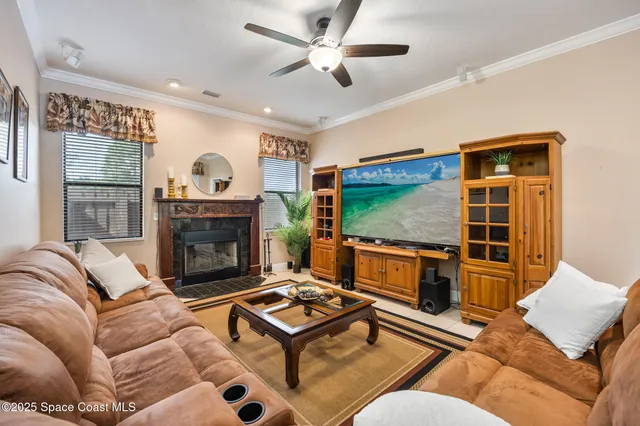 a view of an entryway with a livingroom