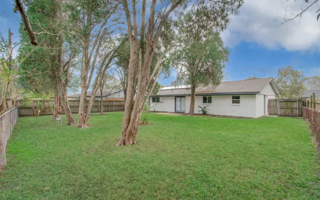 a view of a house with backyard