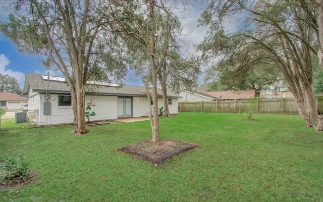 a view of a house with backyard