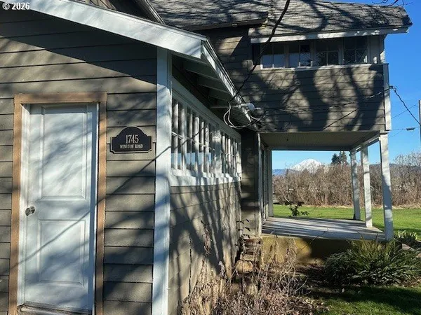 a view of entryway with a yard