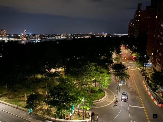 $2,595,000 | 330 West 72nd Street, Unit 8A | Upper West Side