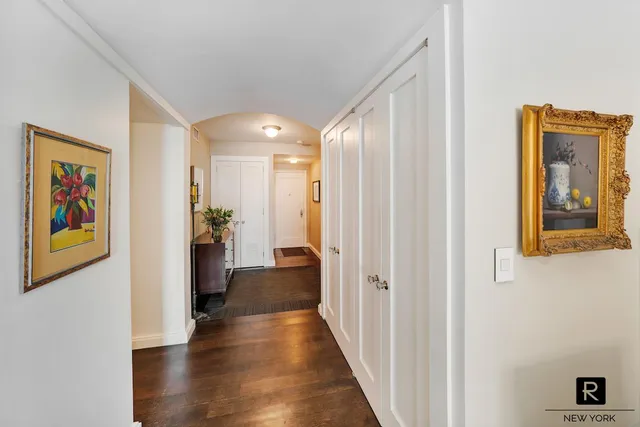 $2,595,000 | 330 West 72nd Street, Unit 8A | Upper West Side