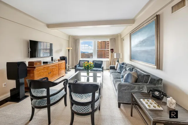 $2,595,000 | 330 West 72nd Street, Unit 8A | Upper West Side