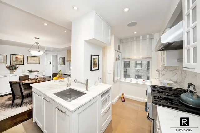 $2,595,000 | 330 West 72nd Street, Unit 8A | Upper West Side