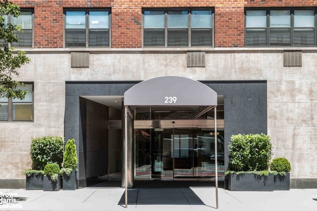 239 East 79th Street, Unit 2M Manhattan, NY 10075 - Photo 7 of 10 a front view of a house with a garden