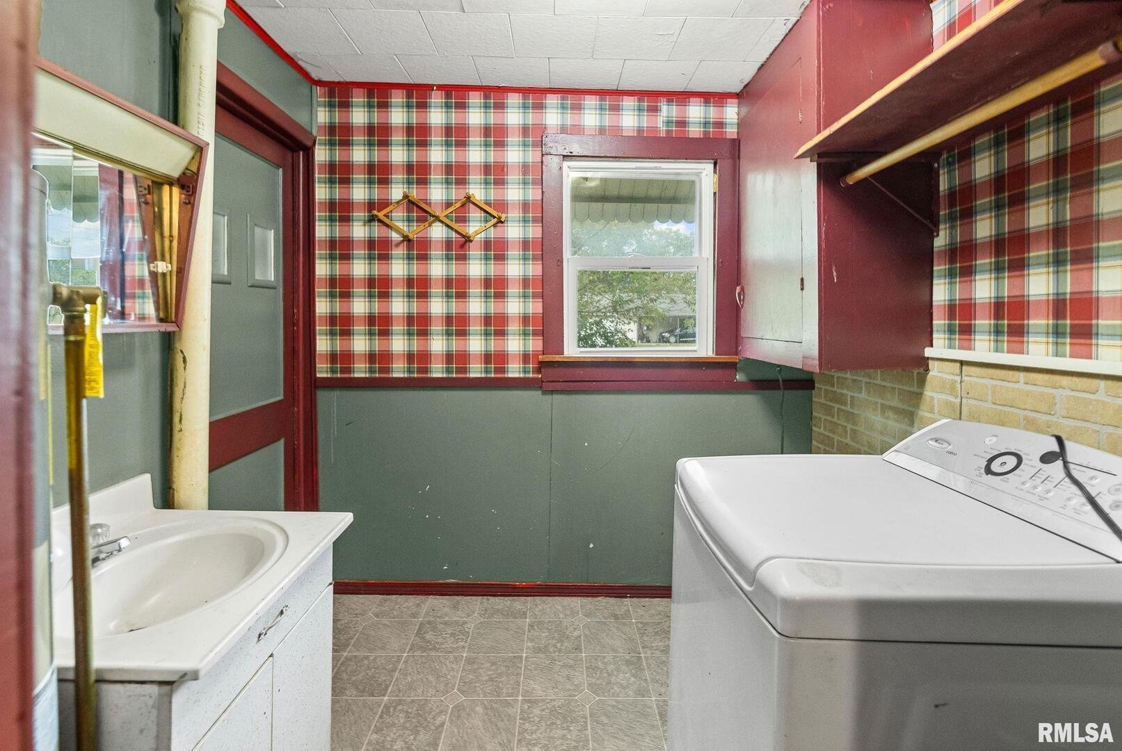 721 West Whittaker Street Salem, IL 62881 - Photo 18 of 25 a bathroom with a sink a toilet and shower