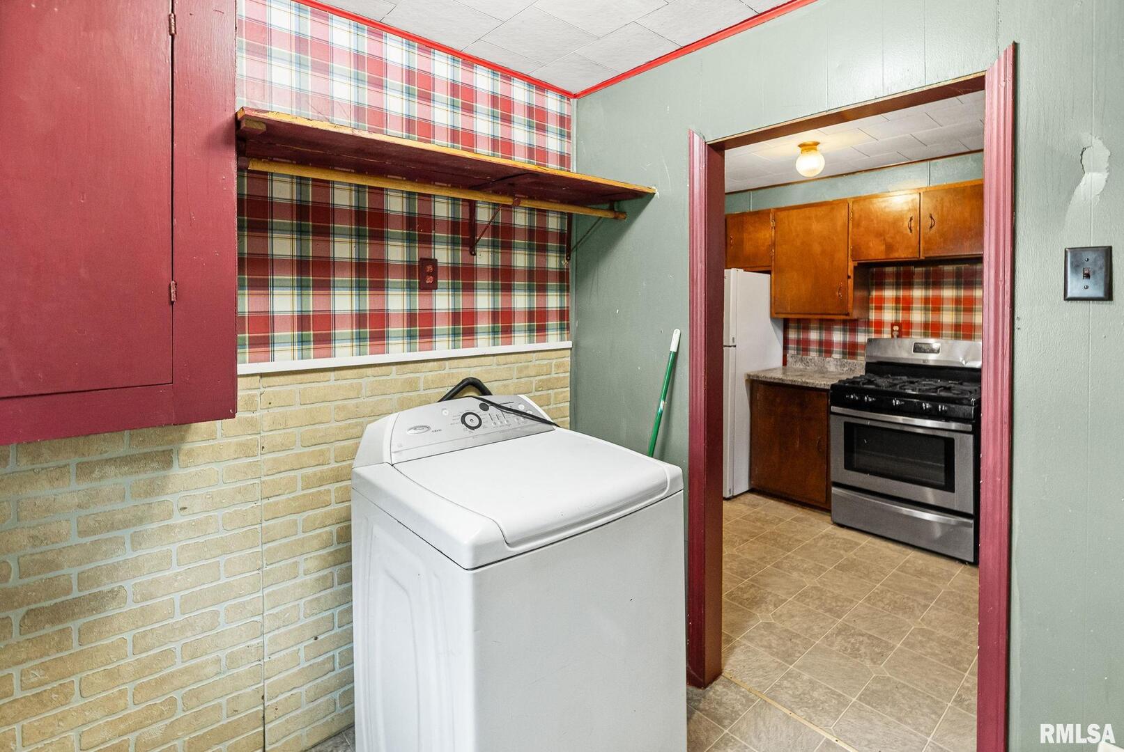 721 West Whittaker Street Salem, IL 62881 - Photo 19 of 25 a utility room with washer and dryer