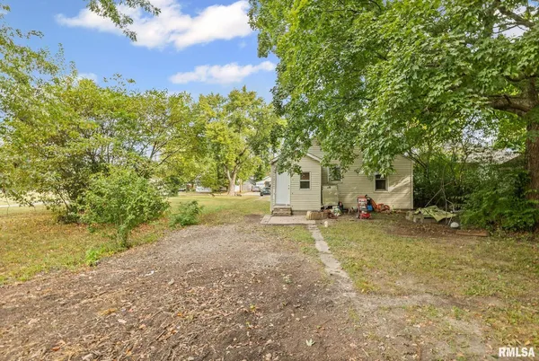 a view of a yard with a house