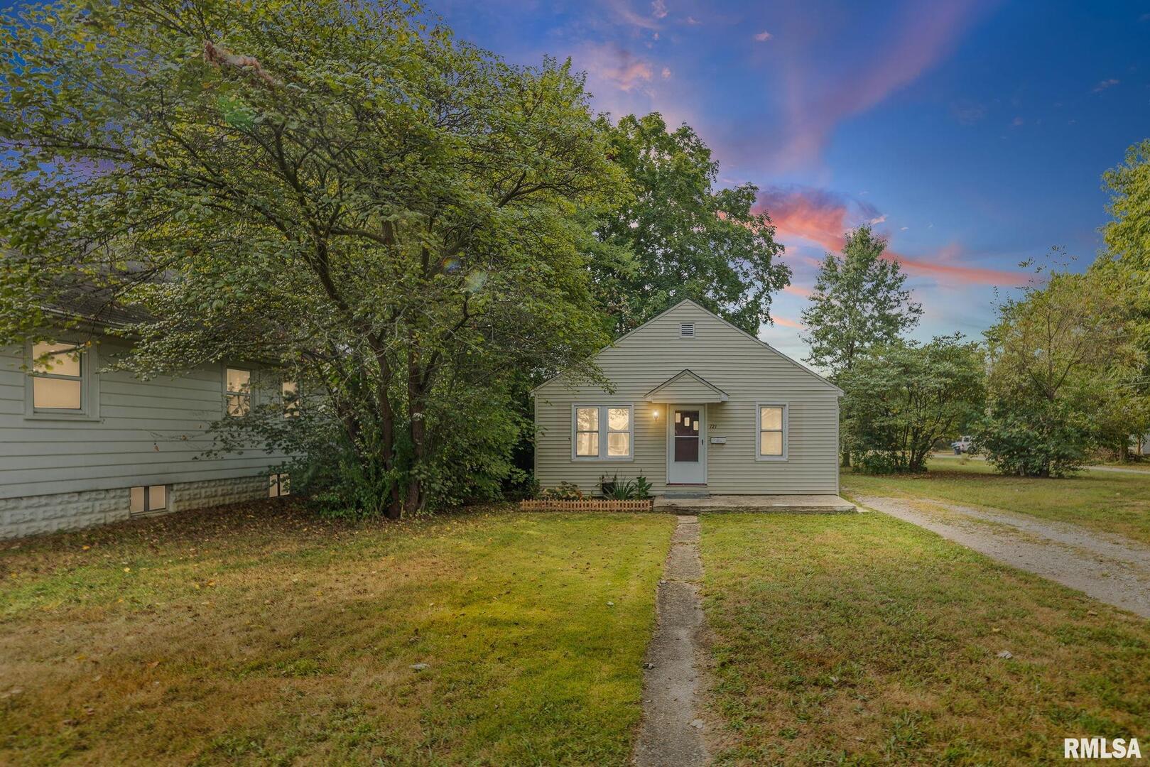 721 West Whittaker Street Salem, IL 62881 - Photo 3 of 25 a view of a house with a yard