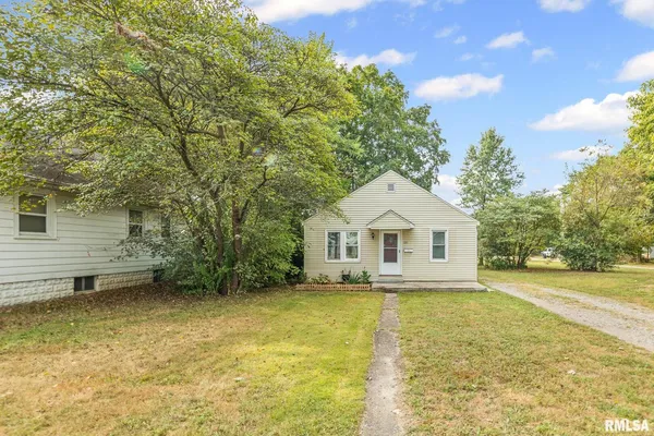 a view of a house with a backyard