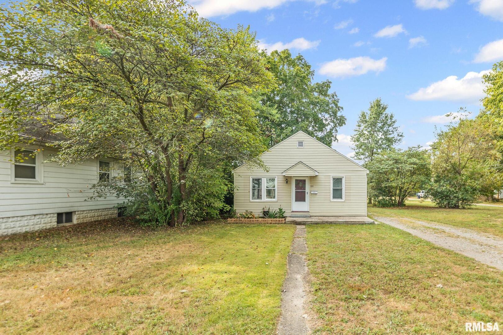 721 West Whittaker Street Salem, IL 62881 - Photo 4 of 25 a view of a house with a backyard