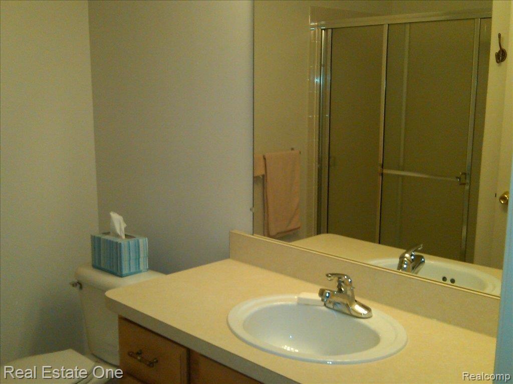 1698 Deepwood Circle Rochester, MI 48307 - Photo 16 of 18 Deepwood 1698 Master full bath