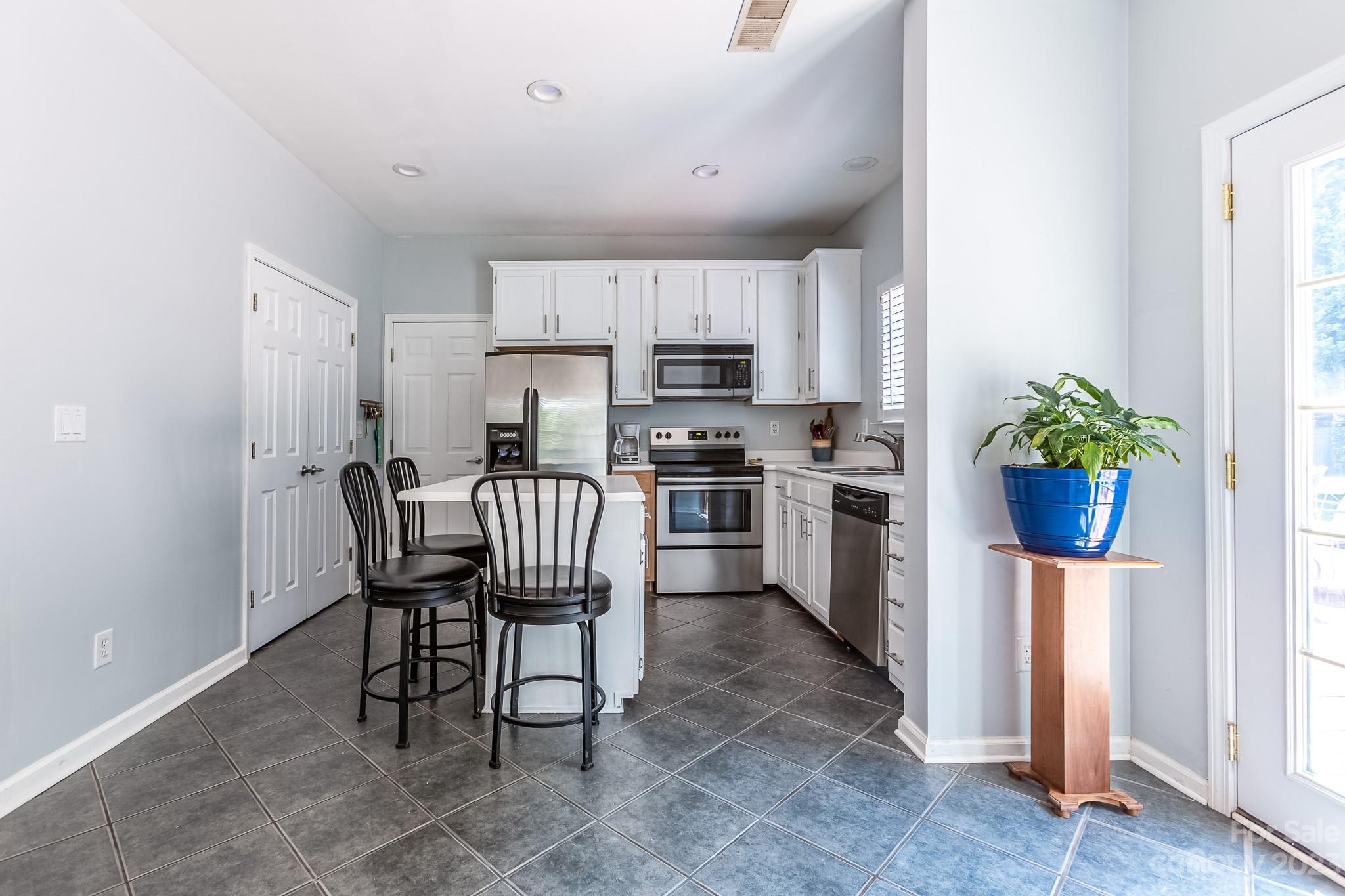12501 Cardinal Point Road Charlotte, NC 28269 - Photo 8 of 28 Gallery Image 8