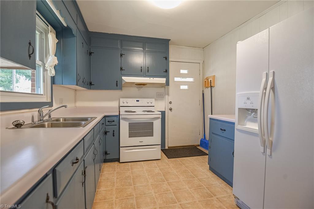 4061 Transou Road Pfafftown, NC 27040 - Photo 8 of 22 Kitchen with easy access to carport