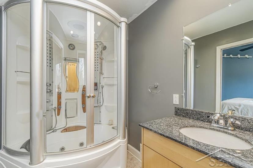 405 Richards Road Bay City, MI 48706 - Photo 23 of 38 Jetted shower