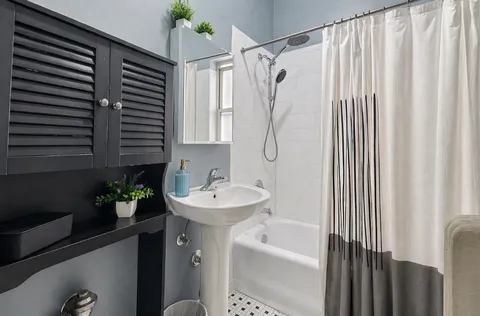 $159,000 | 242 South Maple Avenue, Unit 1W, Oak Park, IL 60302