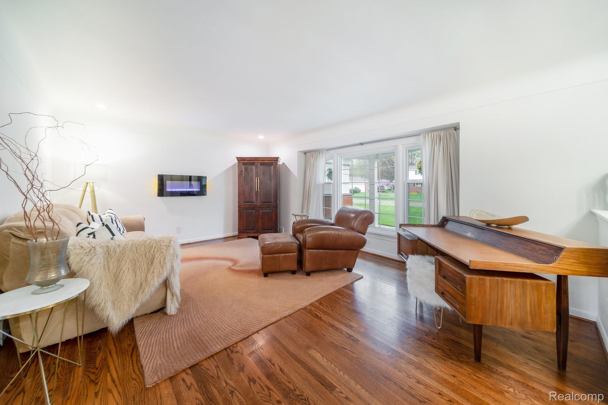28430 Ridgebrook Road Farmington, MI 48334 - Photo 11 of 23 28430 Ridgebrook_38.jpg