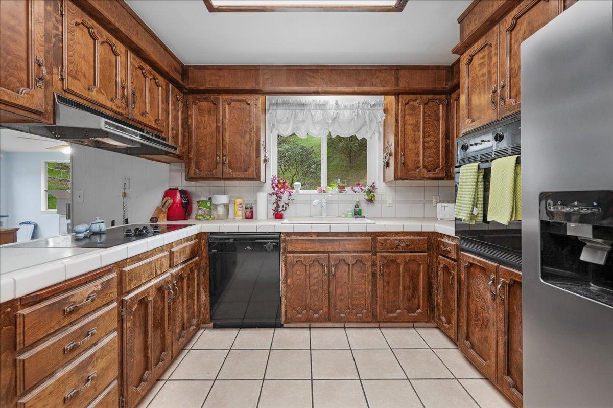 46473 Konklin Road Coarsegold, CA 93614 - Photo 12 of 38 a kitchen with a sink window and cabinets