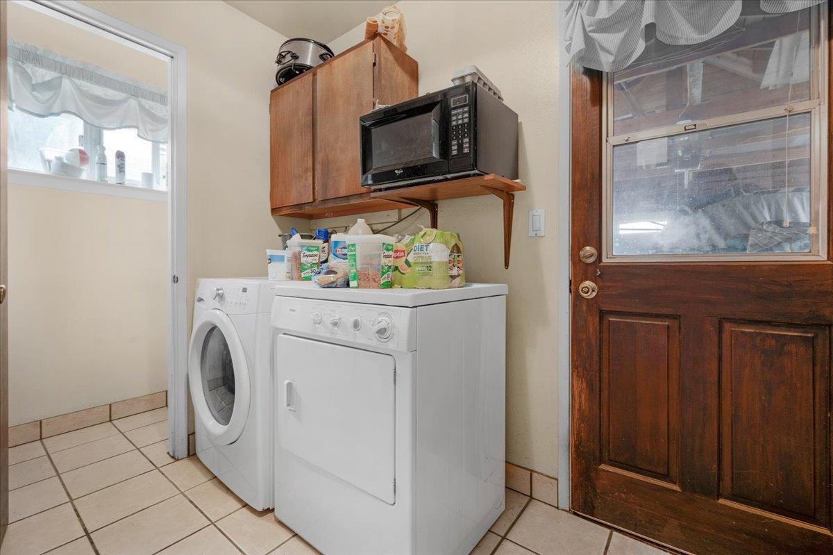 46473 Konklin Road Coarsegold, CA 93614 - Photo 15 of 38 a utility room with dryer and washer