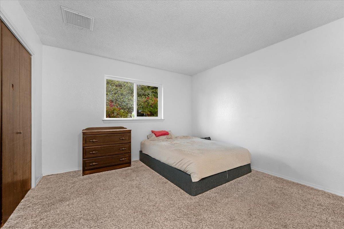 46473 Konklin Road Coarsegold, CA 93614 - Photo 18 of 38 a bedroom with a bed and a window