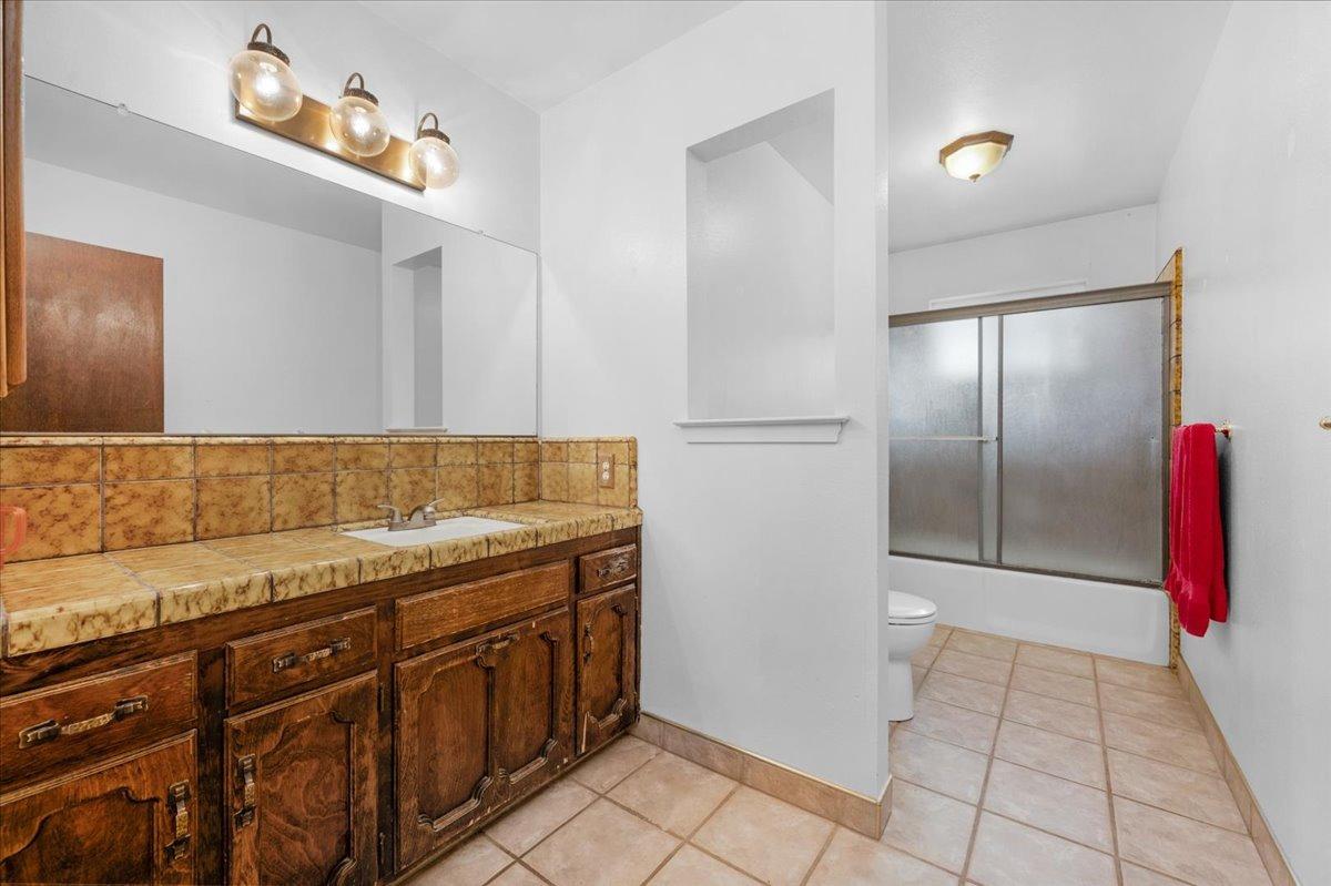 46473 Konklin Road Coarsegold, CA 93614 - Photo 19 of 38 a bathroom with a sink and a mirror