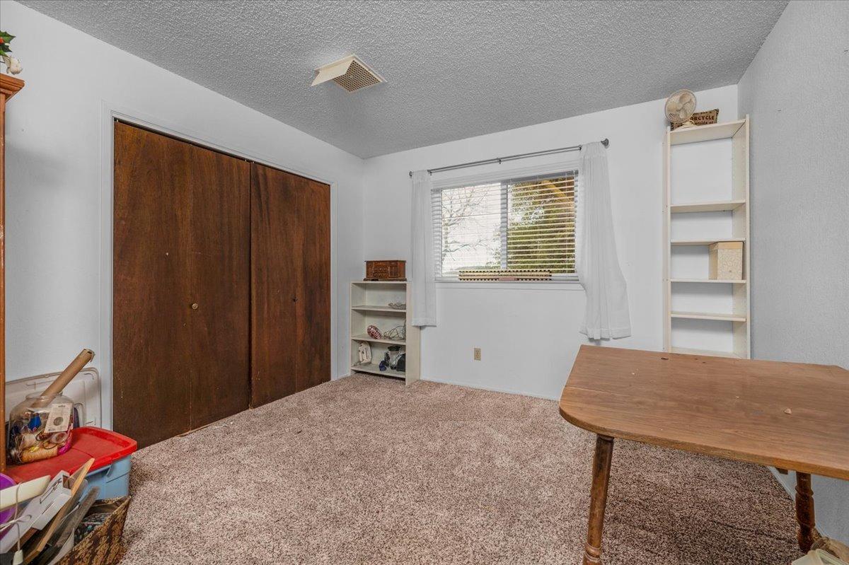 46473 Konklin Road Coarsegold, CA 93614 - Photo 23 of 38 a bedroom with a bed and a closet