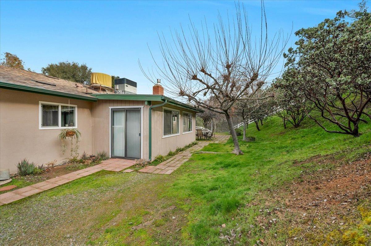 46473 Konklin Road Coarsegold, CA 93614 - Photo 26 of 38 a view of a house with backyard and garden