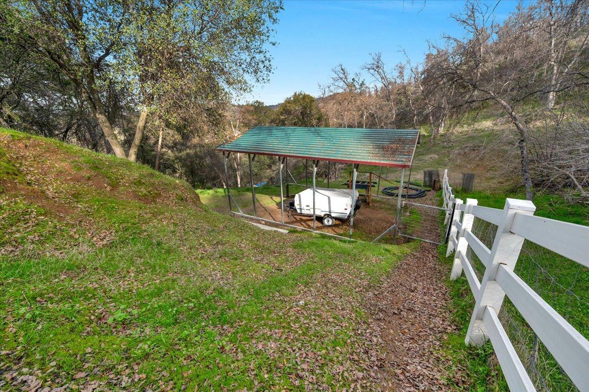 46473 Konklin Road Coarsegold, CA 93614 - Photo 30 of 38 a backyard of a house with barbeque oven table and chairs