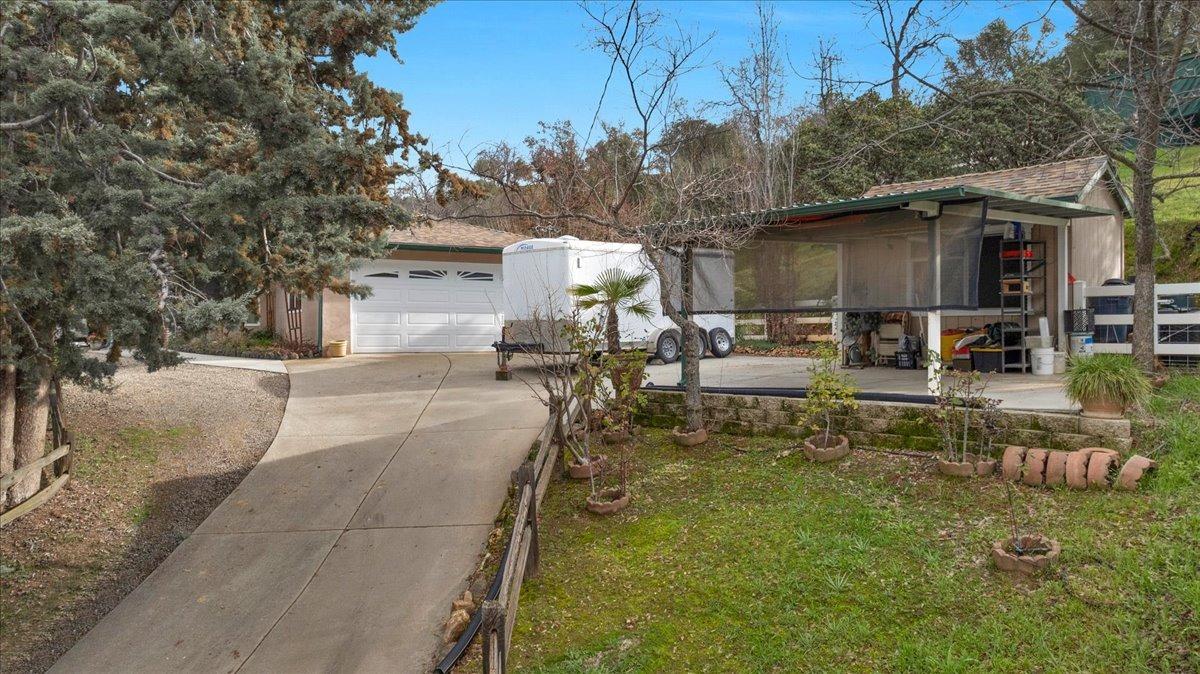 46473 Konklin Road Coarsegold, CA 93614 - Photo 31 of 38 a view of a house with backyard and sitting area