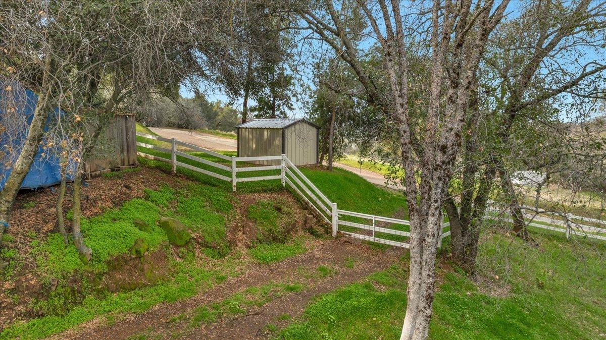 46473 Konklin Road Coarsegold, CA 93614 - Photo 34 of 38 a garden view with a seating space
