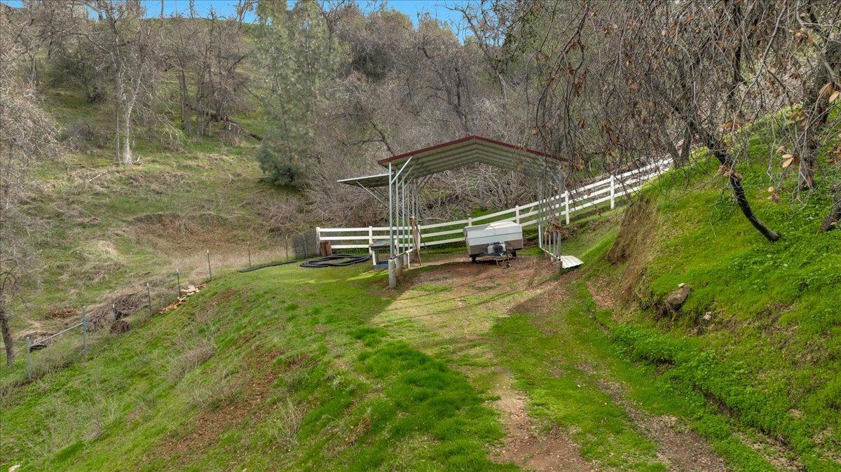 46473 Konklin Road Coarsegold, CA 93614 - Photo 35 of 38 a backyard of a house with table and chairs