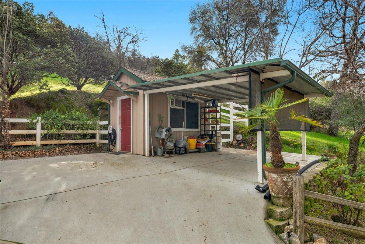 46473 Konklin Road Coarsegold, CA 93614 - Photo 4 of 38 a view of a car park in front of house